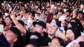 Ribuan Penonton Ikut Bernyanyi Bersama Wali di Kepri Art & Culture International Festival 2025