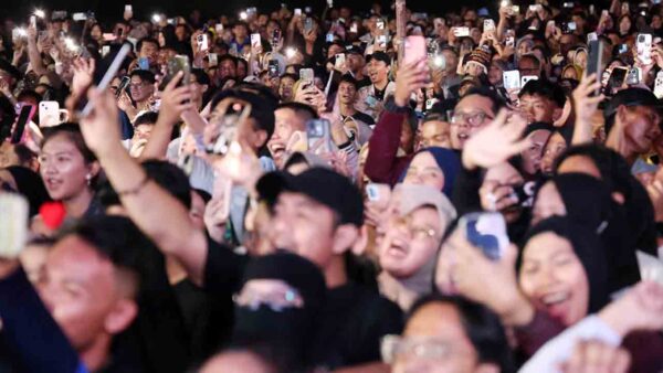 Ribuan Penonton Ikut Bernyanyi Bersama Wali di Kepri Art & Culture International Festival 2025