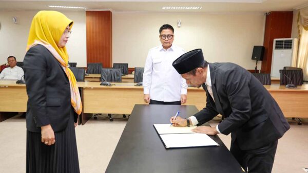 Usai Dilantik sebagai Komisioner KPID Kepri, Tito Suwarno Teken Pakta Integritas