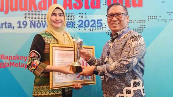 Wagub Nyanyang Terima Penghargaan BKN Award di Jakarta